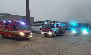 FOTO: Požiar autoservisu v Bratislave