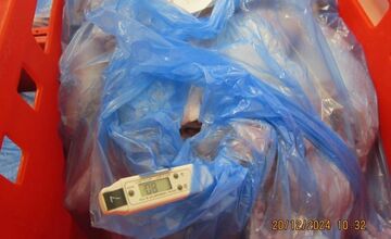 FOTO: Kontroly potravín odhalili stovky nedostatkov. V predajniach boli výrobky po záruke, škodcovia či skryté alergény