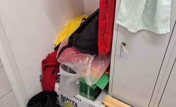 FOTO: Kontroly potravín odhalili stovky nedostatkov. V predajniach boli výrobky po záruke, škodcovia či skryté alergény