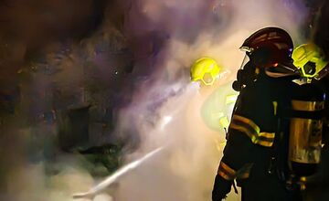 FOTO: Hasiči počas noci bojovali s požiarom pod Prístavným mostom