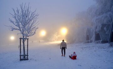 FOTO: Hmla nevadí, boby to istia! Takto vyzerajú večerné sánkovačky na Kamzíku