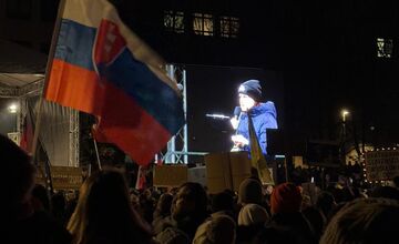 FOTO: Na Námestí slobody v Bratislave protestovalo 60-tisíc ľudí