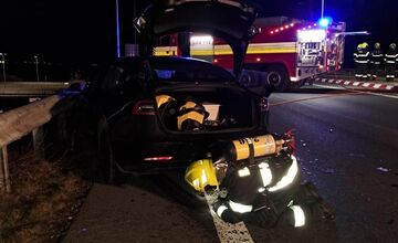 FOTO: Zásah hasičov pri nehode dvoch áut v Podunajských Biskupiciach
