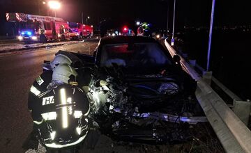FOTO: Zásah hasičov pri nehode dvoch áut v Podunajských Biskupiciach