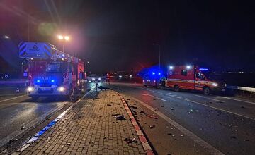 FOTO: Zásah hasičov pri nehode dvoch áut v Podunajských Biskupiciach