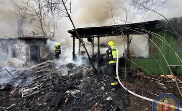 FOTO: Požiar chatky na Pražskej ulici v Bratislave