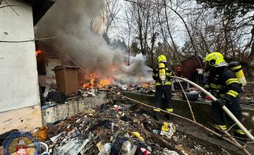 FOTO: Požiar chatky na Pražskej ulici v Bratislave