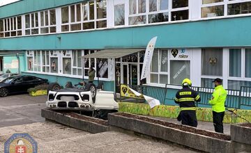FOTO: Na Batkovej ulici sa na strechu prevrátilo auto