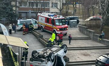 FOTO: Na Batkovej ulici sa na strechu prevrátilo auto