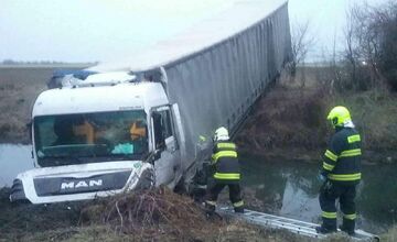 FOTO:  Nehoda kamiónu na D1