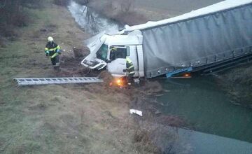 FOTO:  Nehoda kamiónu na D1