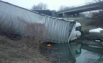 FOTO:  Nehoda kamiónu na D1