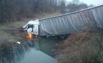 FOTO:  Nehoda kamiónu na D1