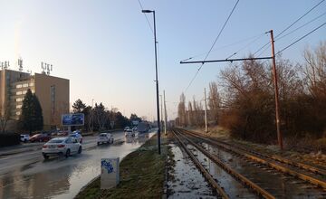 FOTO: Na Kadnárovej ulici v Rači prasklo potrubie