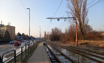 FOTO: Na Kadnárovej ulici v Rači prasklo potrubie