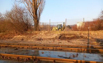 FOTO: Na Kadnárovej ulici v Rači prasklo potrubie