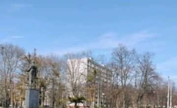 FOTO: V ružinovskom Parku Andreja Hlinku osadili zvláštne kvetináče. Miestni zostali pobúrení