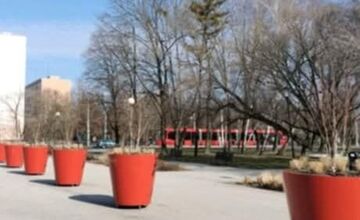 FOTO: V ružinovskom Parku Andreja Hlinku osadili zvláštne kvetináče. Miestni zostali pobúrení