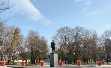 FOTO: V ružinovskom Parku Andreja Hlinku osadili zvláštne kvetináče. Miestni zostali pobúrení