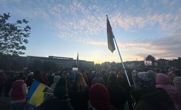 FOTO: Protesty na Námestí slobody pokračujú, zhromaždení si pripomenuli aj pamiatku Jána a Martiny
