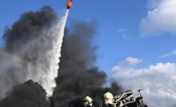 FOTO: Zásah hasičov pri požiari vlaku s nebezpečným benzolom v susednom Česku pokračuje aj dnes