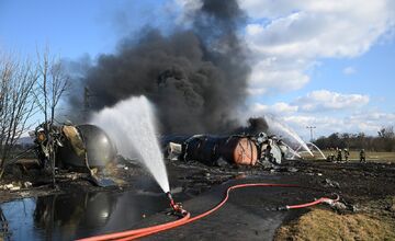 FOTO: Zásah hasičov pri požiari vlaku s nebezpečným benzolom v susednom Česku pokračuje aj dnes