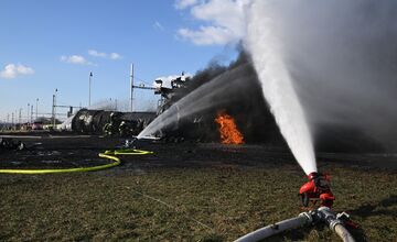 FOTO: Zásah hasičov pri požiari vlaku s nebezpečným benzolom v susednom Česku pokračuje aj dnes