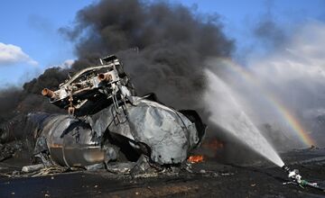 FOTO: Zásah hasičov pri požiari vlaku s nebezpečným benzolom v susednom Česku pokračuje aj dnes