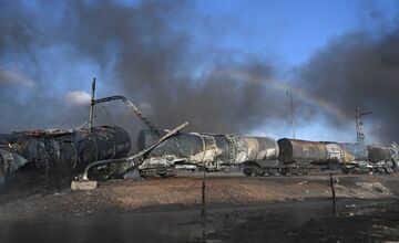 FOTO: Zásah hasičov pri požiari vlaku s nebezpečným benzolom v susednom Česku pokračuje aj dnes
