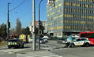 FOTO: Na križovatke Gagarinovej a Tomášikovej havarovalo policajné auto