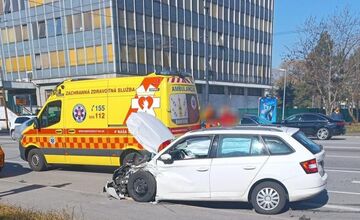 FOTO: Na križovatke Gagarinovej a Tomášikovej havarovalo policajné auto