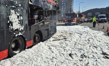 FOTO: Požiar autobusu v bratislavskej Dúbravke