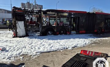 FOTO: Požiar autobusu v bratislavskej Dúbravke