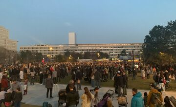 FOTO: Na Námestí slobody sa zhromaždilo 9 až 12-tisíc ľudí