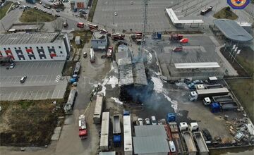 FOTO: Neďaleko areálu automobilky Volkswagen vypukol rozsiahly požiar, škody sa pohybujú v státisícoch