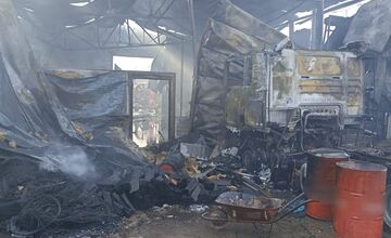 FOTO: Neďaleko areálu automobilky Volkswagen vypukol rozsiahly požiar, škody sa pohybujú v státisícoch