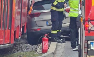 FOTO: Nehoda auta na Račianskej v Bratislave stopla premávku električiek, museli premávať po náhradnej trase