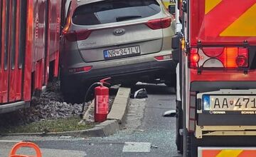 FOTO: Nehoda auta na Račianskej v Bratislave stopla premávku električiek, museli premávať po náhradnej trase