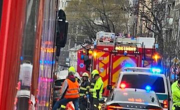 FOTO: Nehoda auta na Račianskej v Bratislave stopla premávku električiek, museli premávať po náhradnej trase