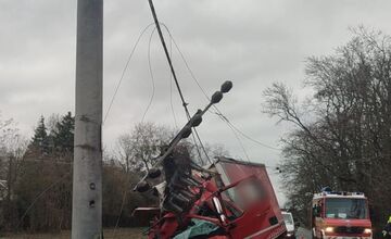 FOTO: Nehoda nákladiaku medzi Ivankou a Zálesím