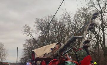 FOTO: Nehoda nákladiaku medzi Ivankou a Zálesím