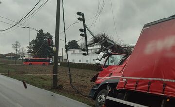 FOTO: Nehoda nákladiaku medzi Ivankou a Zálesím