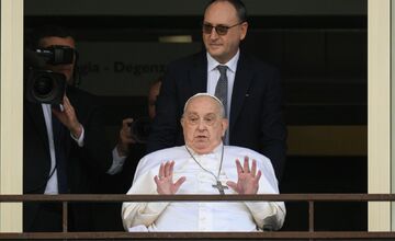 FOTO: Pápež František prvýkrát na verejnosti od svojej hospitalizácie