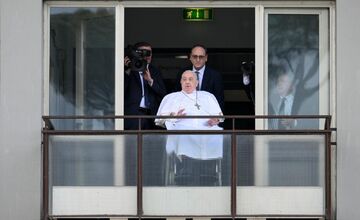 FOTO: Pápež František prvýkrát na verejnosti od svojej hospitalizácie