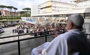 FOTO: Pápež František prvýkrát na verejnosti od svojej hospitalizácie