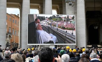 FOTO: Pápež František prvýkrát na verejnosti od svojej hospitalizácie