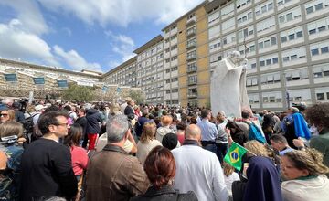 FOTO: Pápež František prvýkrát na verejnosti od svojej hospitalizácie