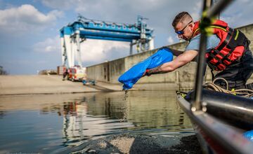 FOTO: Ružinovský prístav potrápila ropná škvrna, museli zasiahnuť hasiči