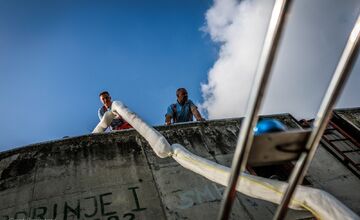 FOTO: Ružinovský prístav potrápila ropná škvrna, museli zasiahnuť hasiči