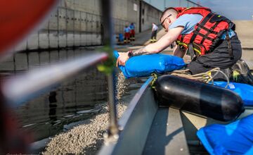 FOTO: Ružinovský prístav potrápila ropná škvrna, museli zasiahnuť hasiči
